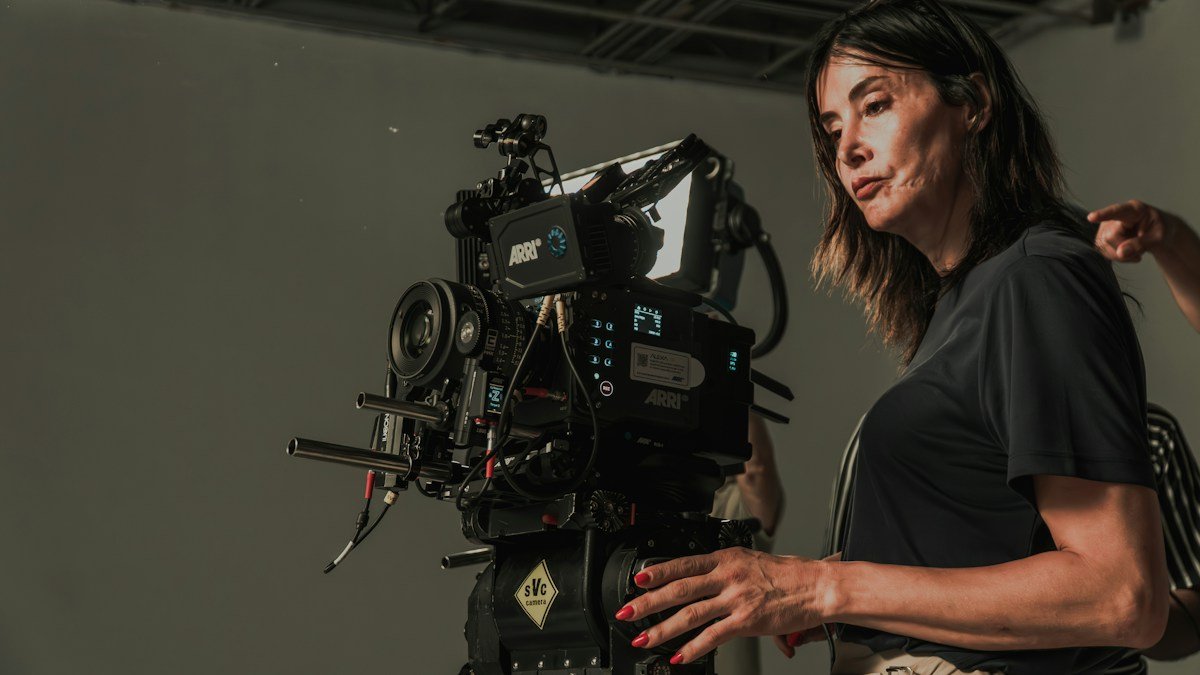 صورة تعبيرية لكاميرا سينمائية احترافية ضمن أعمال إنتاج الأفلام