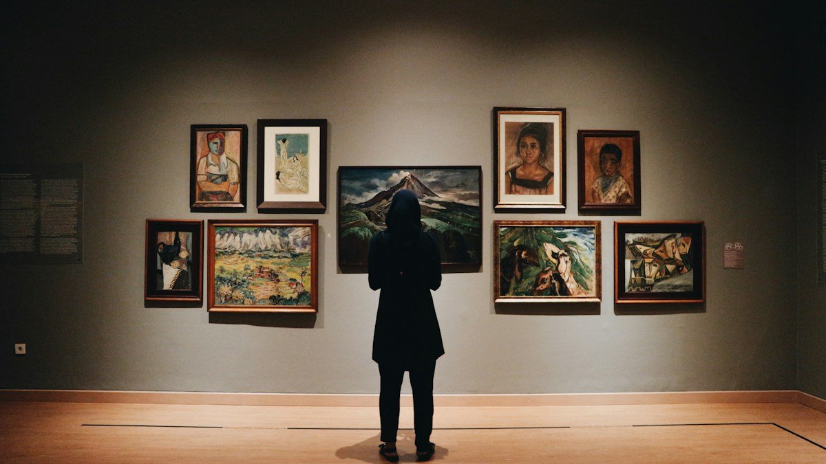 صورة توضيحية لمعرض فني، تصوير Zalfa Imani عبر Unsplash، لا تمثل مهرجان الإبداع بالكويت