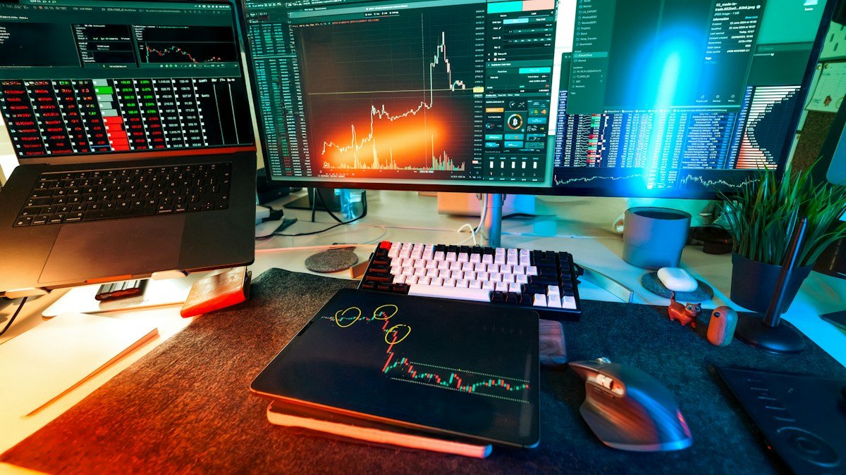 صورة توضيحية للتقنيات المالية والأمن الرقمي